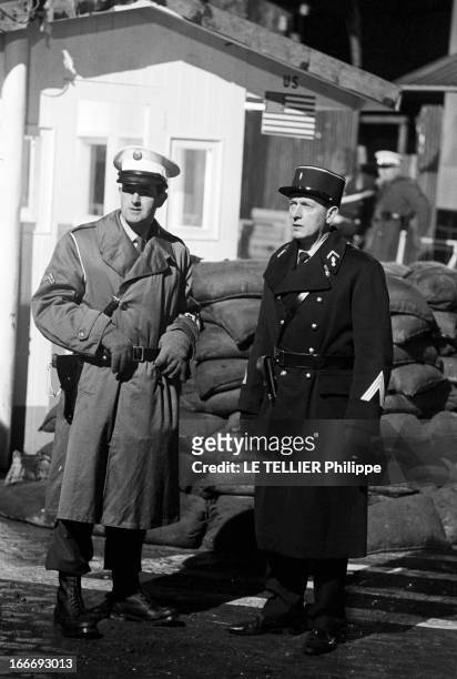 Movie Film 'L'Espion Qui Venait Du Froid' By Martin Ritt. En mars 1965, deux acteurs en costume militaire, dans le décor d'un poste de contrôle à...