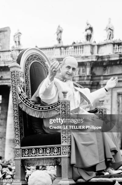 Pope Paul Vi At Easter. Rome - 30 Mars 1964 - Le pape PAUL VI lors de la célébration des fêtes de Pâques, assis sur la sedia gestatoria, les bras...