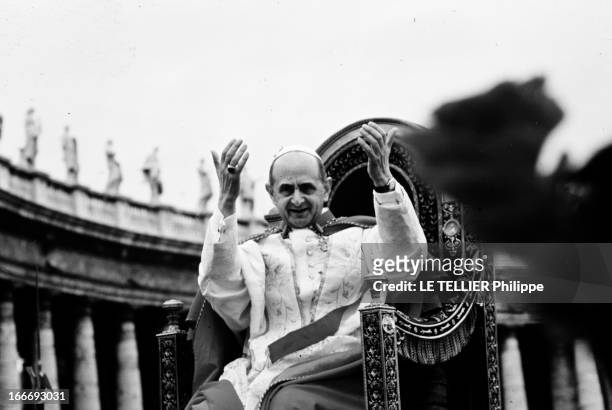 Pope Paul Vi At Easter. Rome - 30 Mars 1964 - Le pape PAUL VI lors de la célébration des fêtes de Pâques, assis sur la sedia gestatoria, les bras...