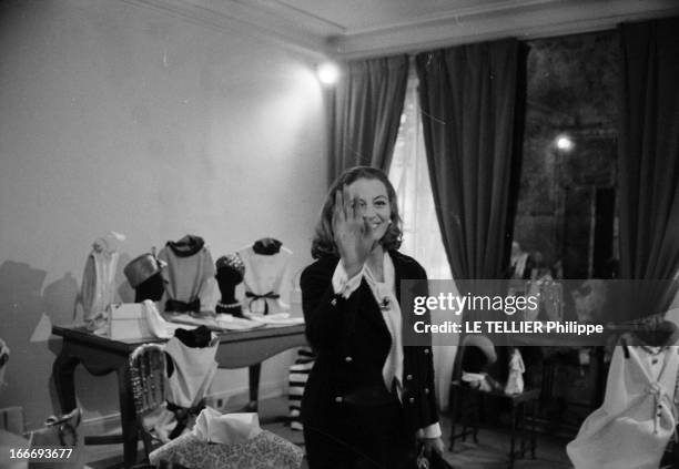 Close-Up Of Capucine. Paris - 24 avril 1962 - A l'occasion de la sortie du film 'La Rue Chaude' de Edward DMYTRYK, dans une maison de couture,...