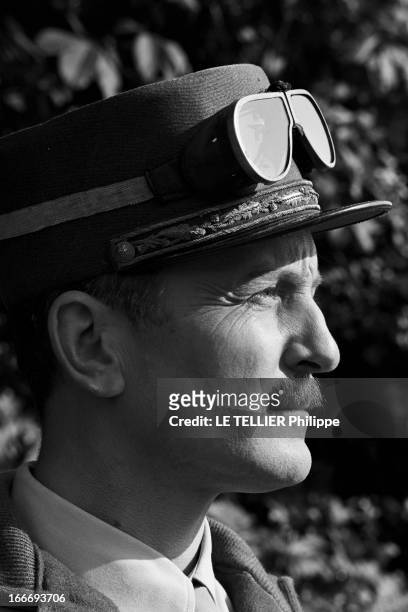 Shooting Of The Film 'Paris Brule-T-Il ? ' By Rene Clement. En 1965, à Paris, portrait de profil, en costume militaire, de l'acteur Claude RICH dans...