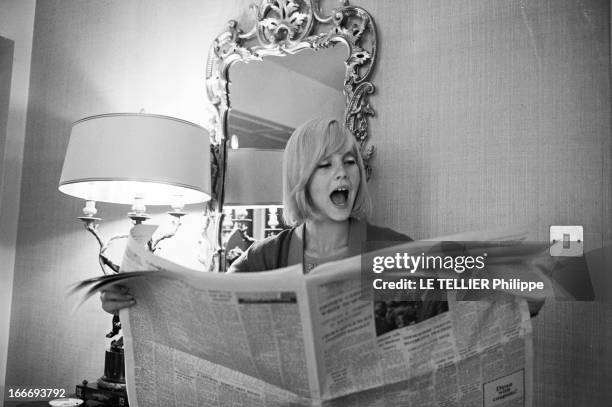 Close-Up Of Sylvie Vartan And Johnny Hallyday In London For The Royal Variety Performance. Angleterre, Londres, 11 novembre 1965, les chanteurs...