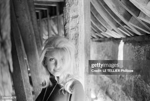 Sharon Tate On The Shooting Of 'L'Oeil Du Malin' By Jack Lee Thompson. En septembre 1965, en France, au château de Hautefort en Dordogne, l'actrice...