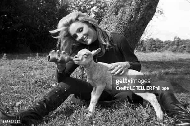 Sharon Tate On The Shooting Of 'L'Oeil Du Malin' By Jack Lee Thompson. En septembre 1965, en France, au château de Hautefort en Dordogne, l'actrice...