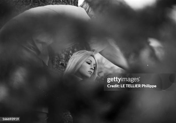 Sharon Tate On The Shooting Of 'L'Oeil Du Malin' By Jack Lee Thompson. En septembre 1965, en France, en extérieur dans le parc du château de...