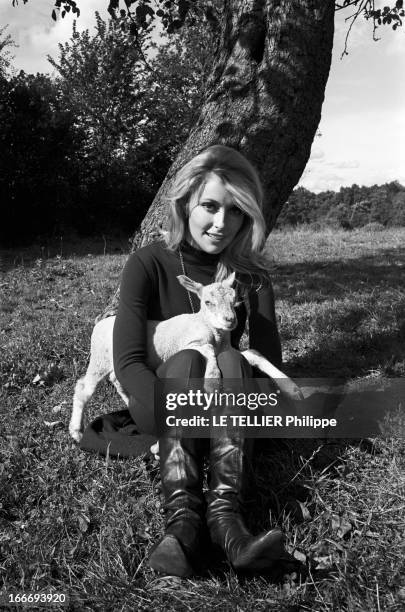 Sharon Tate On The Shooting Of 'L'Oeil Du Malin' By Jack Lee Thompson. En septembre 1965, en France, au château de Hautefort en Dordogne, l'actrice...