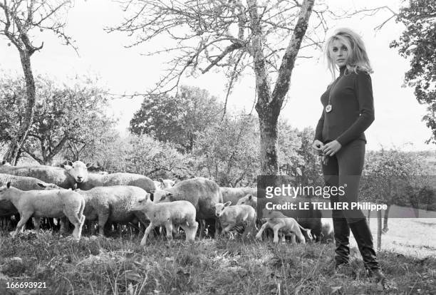 Sharon Tate On The Shooting Of 'L'Oeil Du Malin' By Jack Lee Thompson. En septembre 1965, en France, dans la campagne, au château de Hautefort en...
