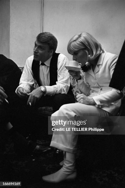 Close-Up Of Sylvie Vartan And Johnny Hallyday In London For The Royal Variety Performance. Angleterre, Londres, 11 novembre 1965, les chanteurs...