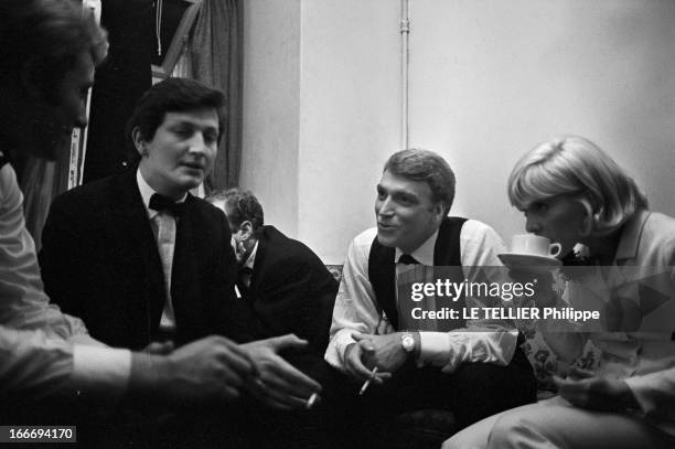 Close-Up Of Sylvie Vartan And Johnny Hallyday In London For The Royal Variety Performance. Angleterre, Londres, 11 novembre 1965, les chanteurs...