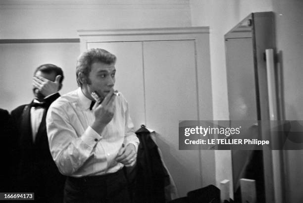 Close-Up Of Sylvie Vartan And Johnny Hallyday In London For The Royal Variety Performance. Angleterre, Londres, 11 novembre 1965, les chanteurs...