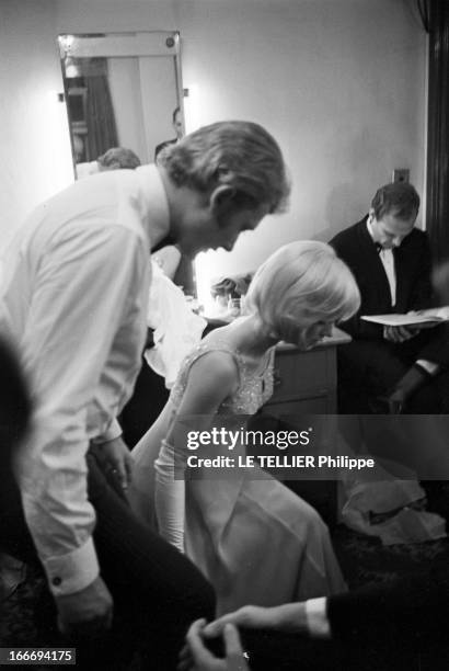 Close-Up Of Sylvie Vartan And Johnny Hallyday In London For The Royal Variety Performance. Angleterre, Londres, 11 novembre 1965, les chanteurs...