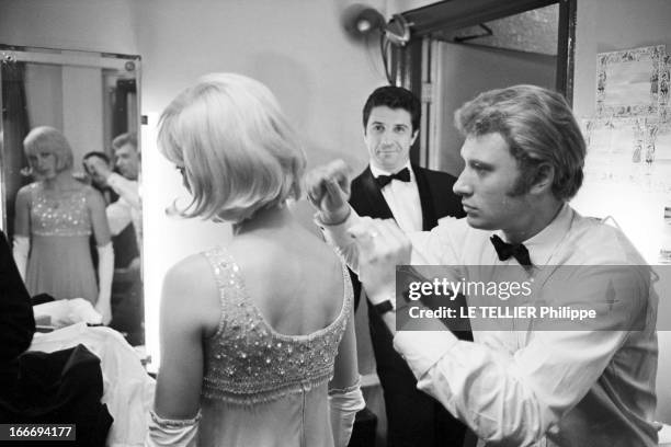 Close-Up Of Sylvie Vartan And Johnny Hallyday In London For The Royal Variety Performance. Angleterre, Londres, 11 novembre 1965, les chanteurs...