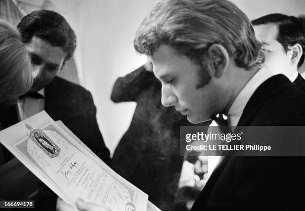 Close-Up Of Sylvie Vartan And Johnny Hallyday In London For The Royal Variety Performance. Angleterre, Londres, 11 novembre 1965, les chanteurs...