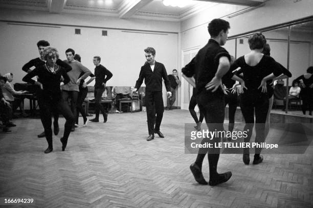 University Of Moscow. En 1963, à l'Université d'Etat de Moscou, en ex-URSS : des cours de danse classique, avec des étudiants en collant.