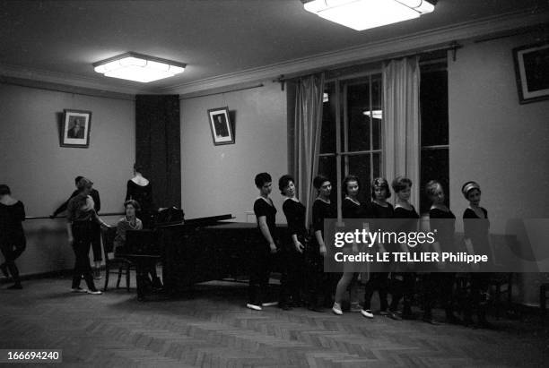 University Of Moscow. En 1963, à l'Université d'Etat de Moscou, en ex-URSS : des cours de danse classique, avec des étudiants en collant.