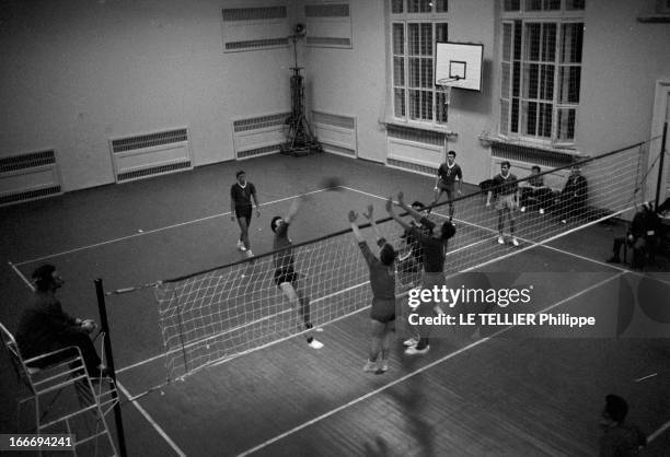 University Of Moscow. En 1963, à l'Université d'Etat de Moscou, en ex-URSS : un match de volley-ball dans un gymnase.