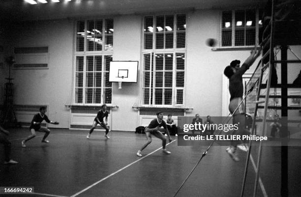 University Of Moscow. En 1963, à l'Université d'Etat de Moscou, en ex-URSS : un match de volley-ball dans un gymnase.