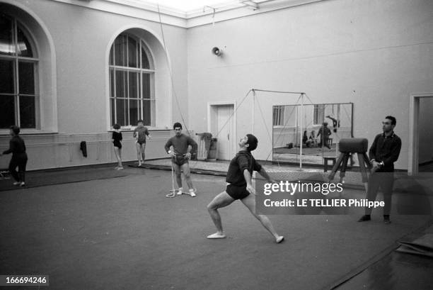 University Of Moscow. En 1963, à l'Université d'Etat de Moscou, en ex-URSS : la gymnastique au sol, dans un gymnase.