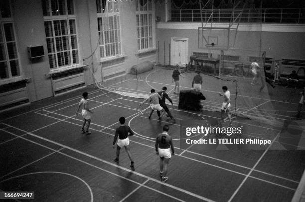 University Of Moscow. En 1963, à l'Université d'Etat de Moscou, en ex-URSS : match de football en salle.