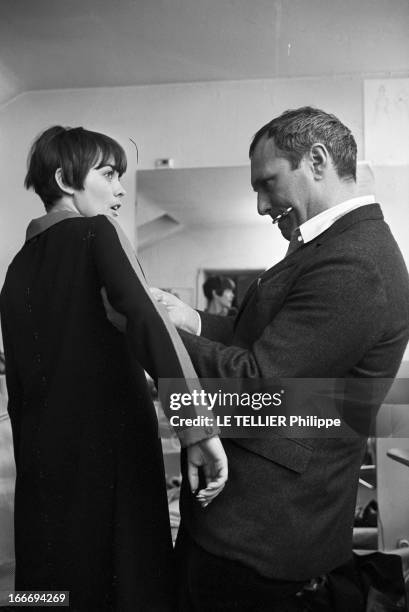 Mireille Mathieu In The 'Sacha Show' At The Olympia. France, Paris, 29 décembre 1965, la chanteuse Mireille MATHIEU participe au 'Sacha show', une...