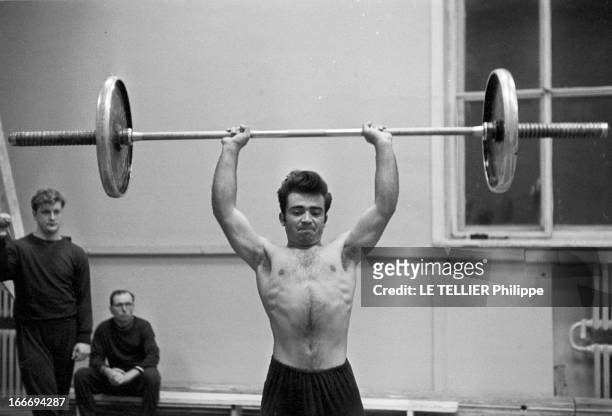 University Of Moscow. En 1963, à l'Université d'Etat de Moscou, en ex-URSS : un haltérophile qui lève des poids, dans un gymnase.