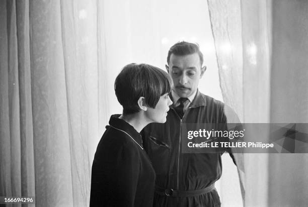 Mireille Mathieu In The 'Sacha Show' At The Olympia. France, Paris, 28 décembre 1965, la chanteuse Mireille MATHIEU participe au 'Sacha show', une...