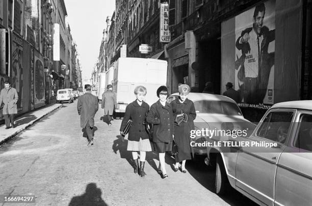 Mireille Mathieu In The 'Sacha Show' At The Olympia. France, Paris, 29 décembre 1965, la chanteuse Mireille MATHIEU participe au 'Sacha show', une...