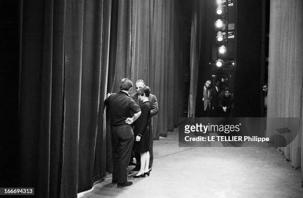 Mireille Mathieu In The 'Sacha Show' At The Olympia. France, Paris, 28 décembre 1965, la chanteuse Mireille MATHIEU participe au 'Sacha show', une...
