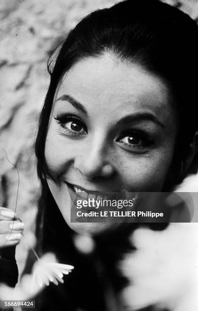 Rendezvous With Olga Palinka. Avril 1966, A son arrivée en France, l'actrice yougoslave Olga PALINKA, fille d'un architecte, est étudiante, elle...