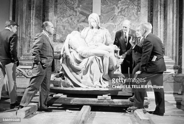 Departure Of The 'Pieta' By Michelangelo To The United States. En Avril 1964, en Italie, les préparatifs pour le transport de la Pieta de MICHEL-...