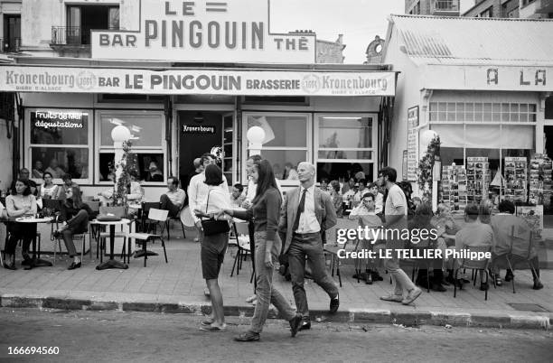 Beach Town Of Dinard. En septembre 1966, en France, en Bretagne, des estivants, devant la terrasse du café le pingouin, sur la station balnéaire de...