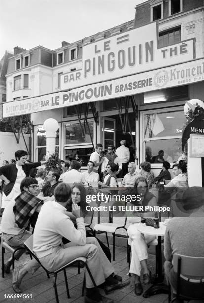 Beach Town Of Dinard. En septembre 1966, en France, en Bretagne, des estivants, devant la terrasse du café le pingouin, sur la station balnéaire de...