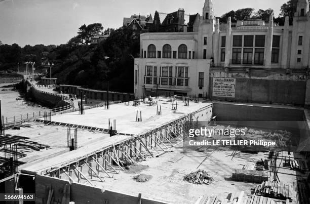 Beach Town Of Dinard. En 1966, en France, en Bretagne, à DINARD, la construction de la piscine municipale olympique.