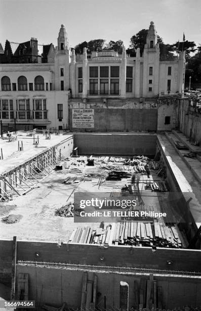 Beach Town Of Dinard. En 1966, en France, en Bretagne, à DINARD, la construction de la piscine municipale olympique.