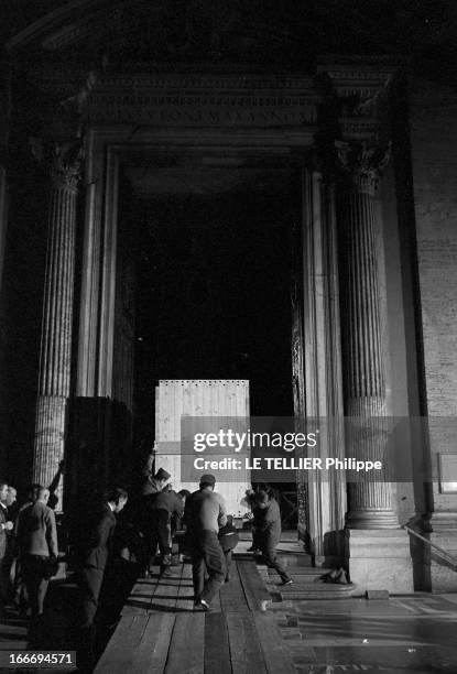 Departure Of The 'Pieta' By Michelangelo To The United States. En Avril 1964, en Italie, les préparatifs pour le transport de la Pieta de MICHEL-...