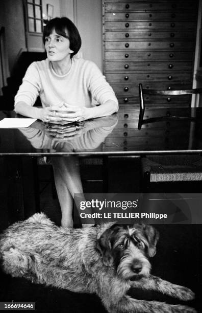 The Writer Anne Philipe. Le 24 octobre 1966, l'écrivain français, Anne PHILIPE chez elle, dans son bureau, assise devant sa machine à écrire, son...