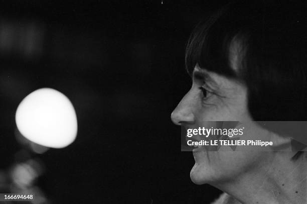 The Writer Anne Philipe. Le 24 octobre 1966, portrait souriant de profil de l'écrivain français, Anne PHILIPE, chez elle, dans son bureau.Dans son...