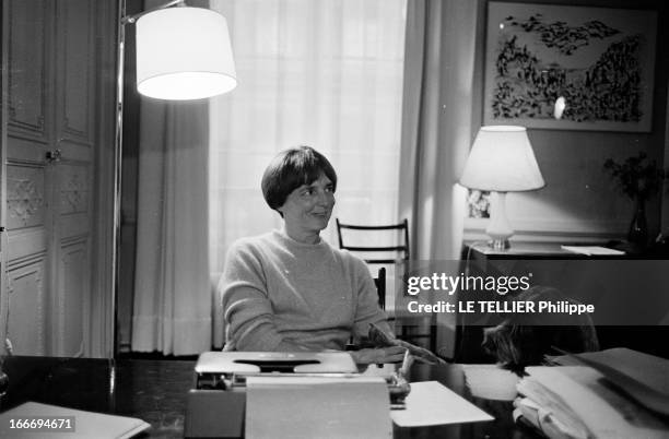 The Writer Anne Philipe. Le 24 octobre 1966, l'écrivain français, Anne PHILIPE chez elle, dans son bureau, assise devant sa machine à écrire,...