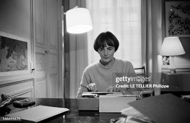 The Writer Anne Philipe. Le 24 octobre 1966, l'écrivain français, Anne PHILIPE, chez elle, dans son bureau, tapant a la machine à écrire.Dans son...