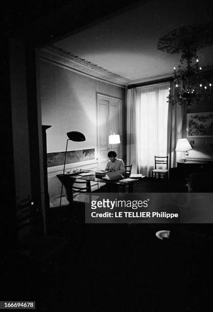 The Writer Anne Philipe. Le 24 octobre 1966, l'écrivain français, Anne PHILIPE , chez elle, dans son bureau, assise tapant sur sa machine à...
