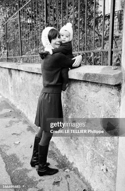 Rendezvous With Chantal Goya And Her Son Jean-Paul Debout. Le 04 novembre 1966, l'actrice et chanteuse française Chantal GOYA, devant chez elle,...