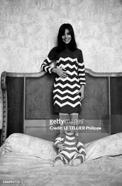 Rendezvous With Chantal Goya And Her Son Jean-Paul Debout. Le 04 novembre 1966, l'actrice et chanteuse française Chantal GOYA, chez elle, posant,...