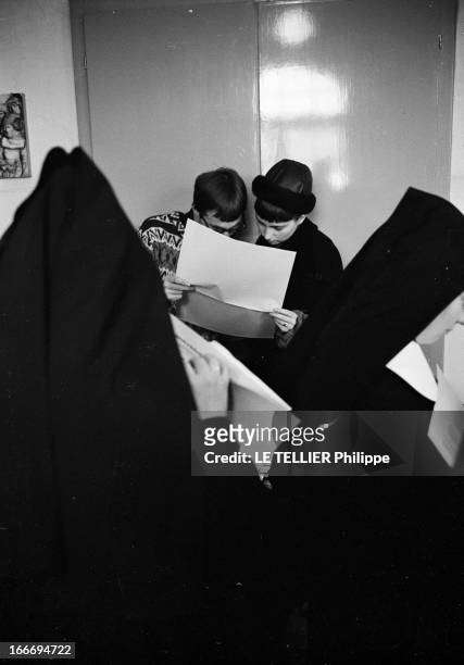 Federal Election Of 1966 In Bavaria. Le 24 novembre 1966, en République fédérale d'Allemagne, un bureau de vote dans une école : un homme et une...
