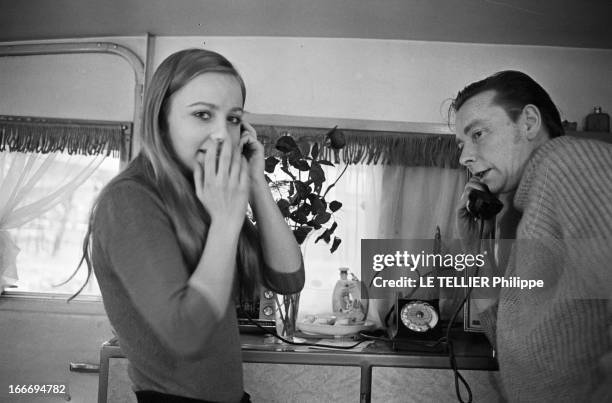 Rendezvous With Delphine Desyeux. 28 novembre 1967, Delphine DESYEUX est actrice, danseuse et chorégraphe française. Ici dans sa caravane, son père...