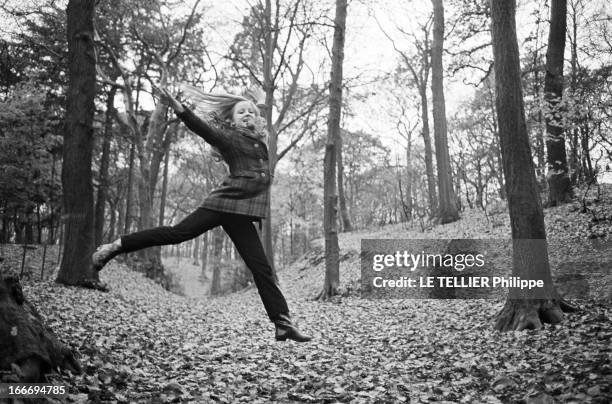 Rendezvous With Delphine Desyeux. 28 novembre 1967, Delphine DESYEUX est actrice, danseuse et chorégraphe française. Ici dans la forêt, elle saute en...