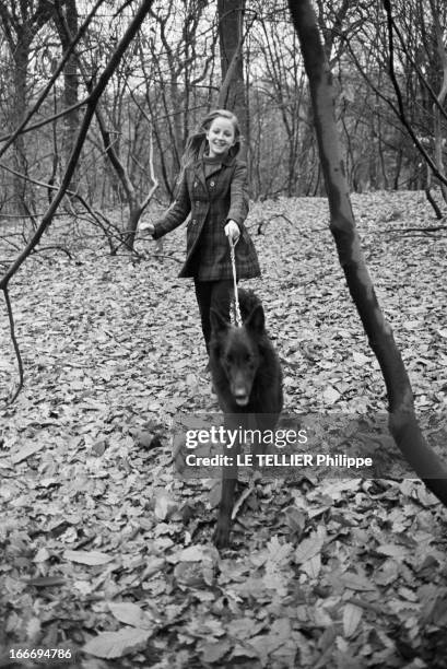 Rendezvous With Delphine Desyeux. 28 novembre1967, Delphine DESYEUX est actrice, danseuse et chorégraphe française. Ici dans la forêt, elle promène...