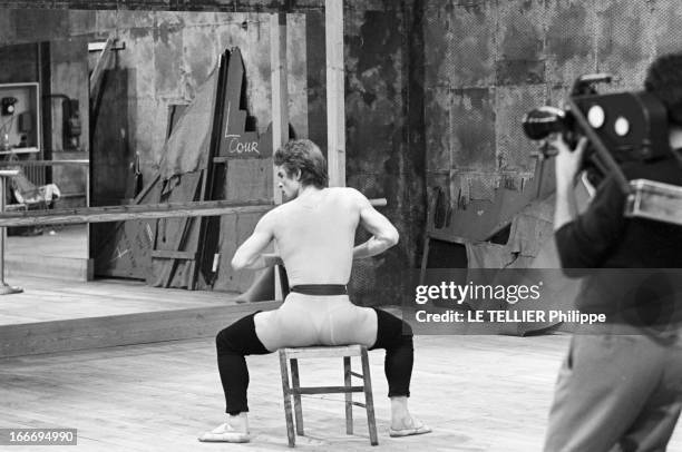 Shooting Of The Ballet 'Le Jeune Homme Et La Mort' By Jean Cocteau With Rudolf Noureev And Zizi Jeanmaire. En décembre 1966, le danseur Rudolf...