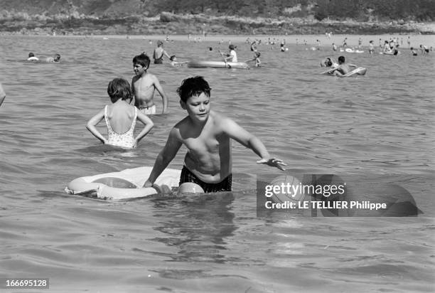 The Perros Guirrec Beach In Britain Cleaned After The Accident Of The 'Torrey Canyon'. En France, juillet 1967, moins quatre mois après la marée...