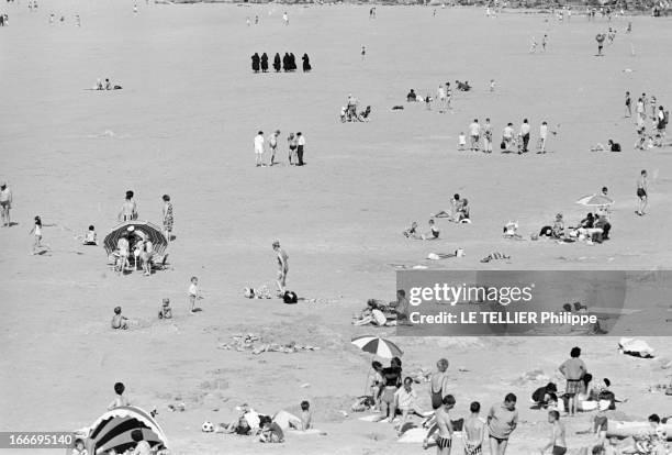 The Perros Guirrec Beach In Britain Cleaned After The Accident Of The 'Torrey Canyon'. En France, juillet 1967, moins quatre mois après la marée...