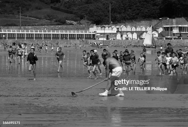 The Perros Guirrec Beach In Britain Cleaned After The Accident Of The 'Torrey Canyon'. En France, juillet 1967, moins quatre mois après la marée...